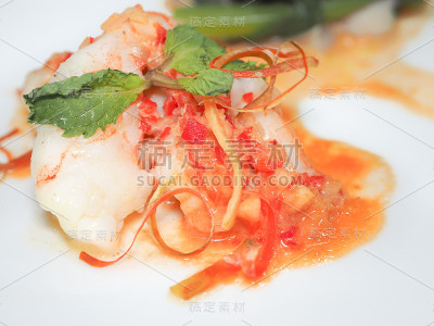 地中海风味的鲜虾配新鲜蔬菜