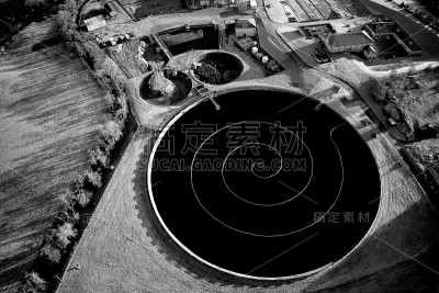 污水处理厂鸟瞰图从上面显示废物质量圆形控制水箱黑白