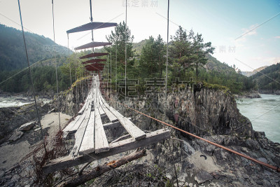 山上废弃的吊桥