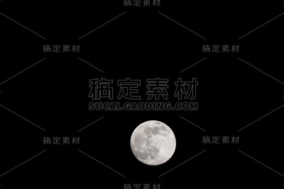 黑色天空中满月的特写