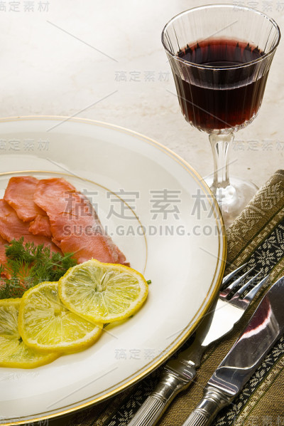 烟熏鲑鱼和红酒