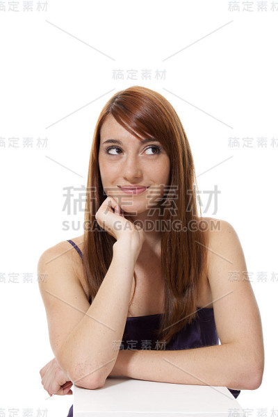 美丽的年轻女子抬头看