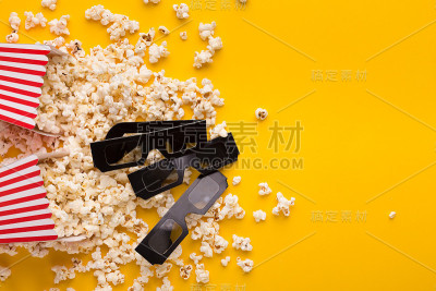 黄色背景上的3D眼镜和爆米花