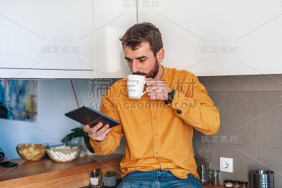在家里办公的自由职业者