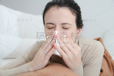 躺在床上的年轻妇女