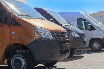 外面有小型巴士和货车