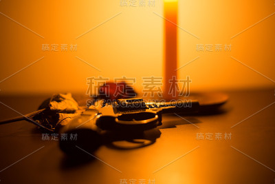 近距离枪暗色调相思概念。