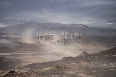 Fimmvorduhals徒步旅行路线上火山灰风暴期间的火山景观。冰岛