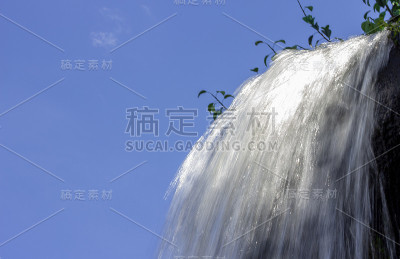 水从边缘冲过