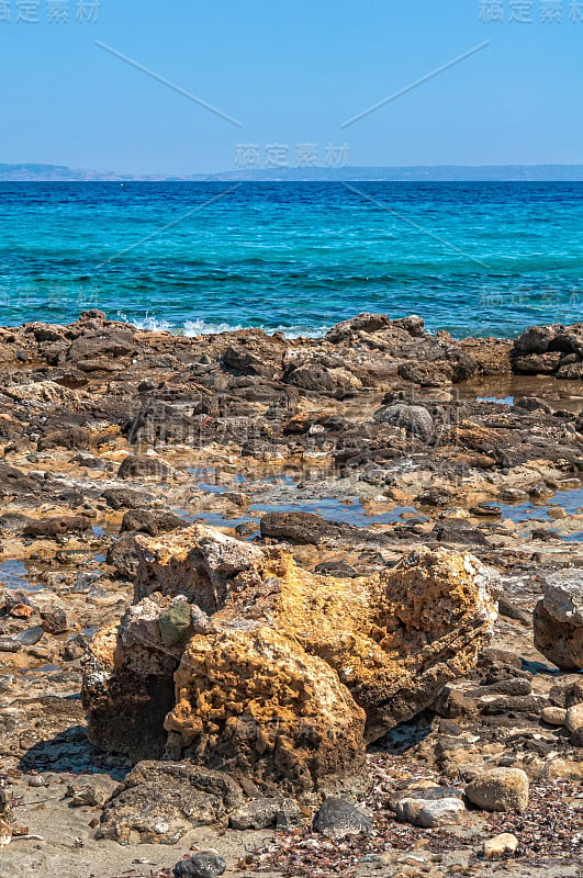 阿菲托斯镇海滩全景，卡桑德拉，查尔基迪基，马其顿中部，希腊。爱奥尼亚海边的海滩