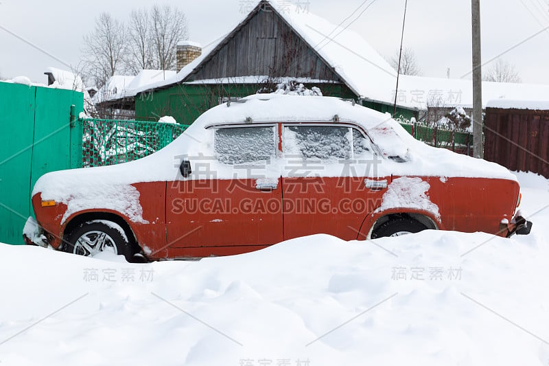 被雪覆盖的汽车