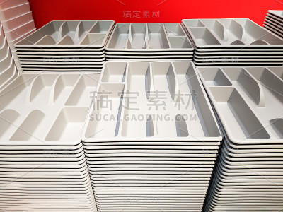 堆叠白色塑料容器盒存储。