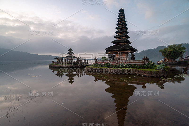 布拉坦湖上的pura ulun danu bratan神庙的美丽日出，