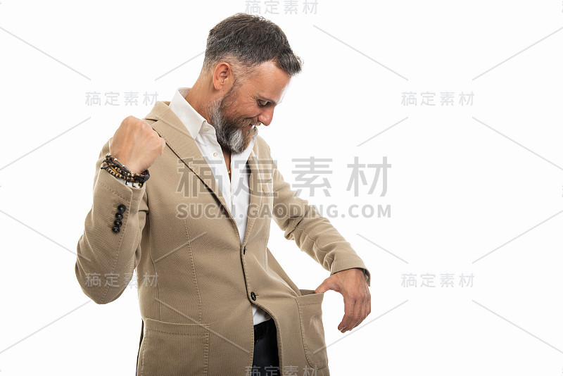 男人的肖像穿着漂亮的休闲衣服检查满口袋