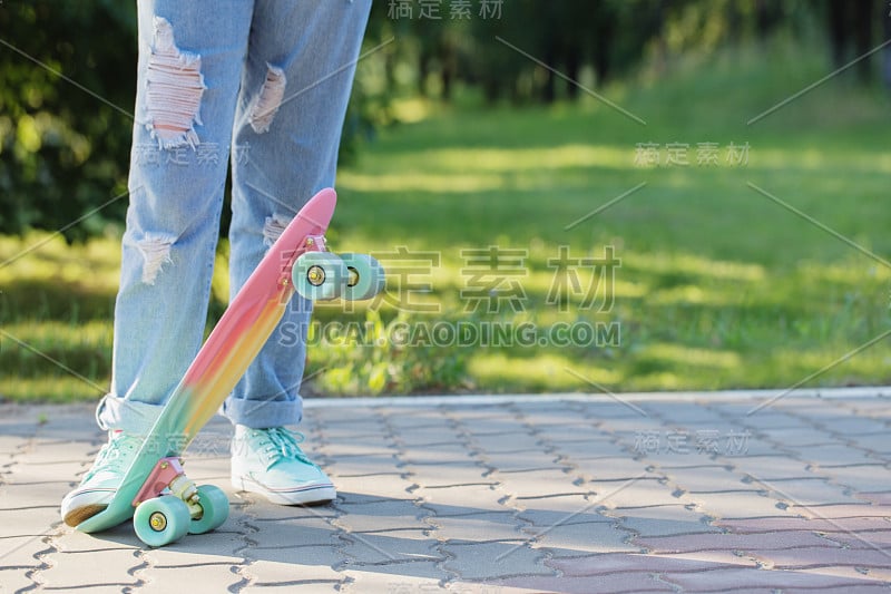 一个玩滑板的小女孩在街上