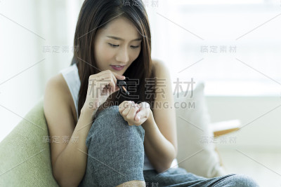 年轻女子修指甲