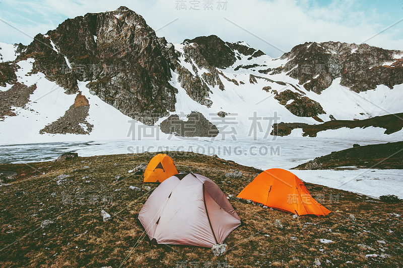 露营帐篷在山上在冰冻的湖景观旅行生活概念冒险度假户外远足装备装备