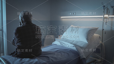 悲伤孤独的老年人坐在病床上