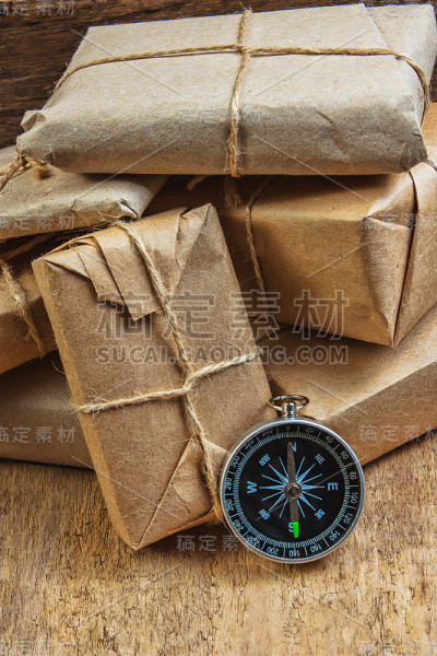 旧纸板背景上的邮资