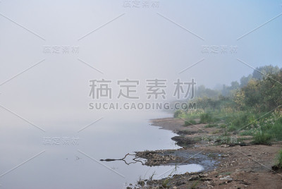 俄罗斯西伯利亚鄂木斯克地区额尔齐斯河上的清晨