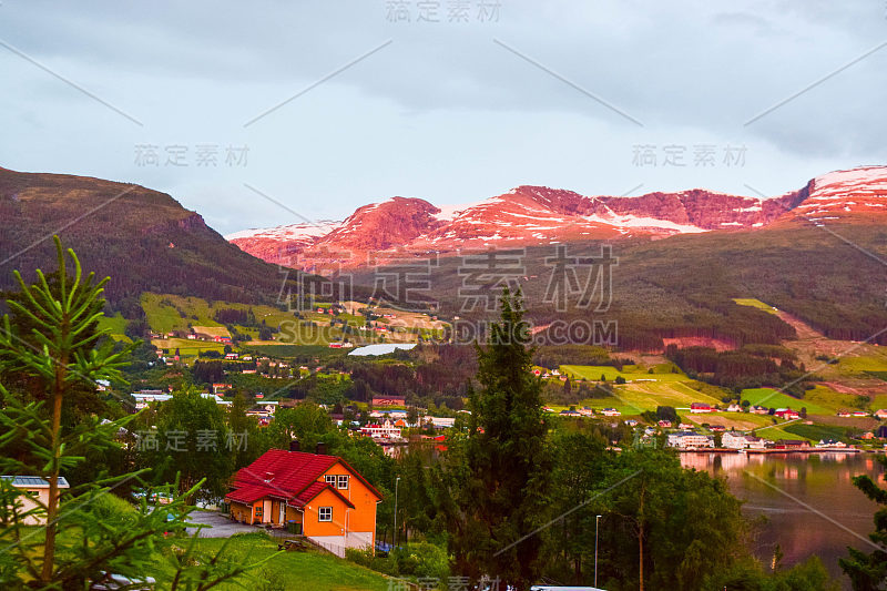 落日的最后一缕余晖。美丽的Innvik峡湾和来自Innvik村的山脉景观。挪威。