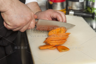 厨师正在切胡萝卜