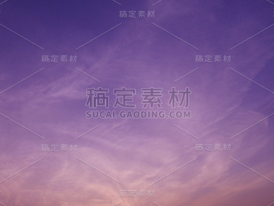 天空有戏剧性的多云日落和太阳