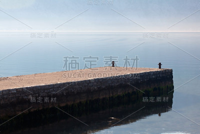 清晨在海上