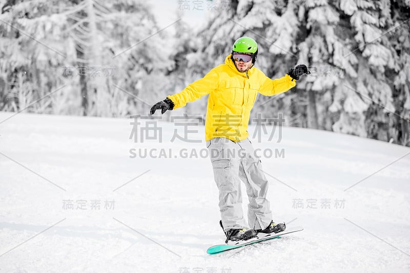 在山上滑雪的男人