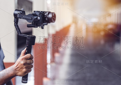 一名摄像师用稳定器上的摄像头拍摄视频