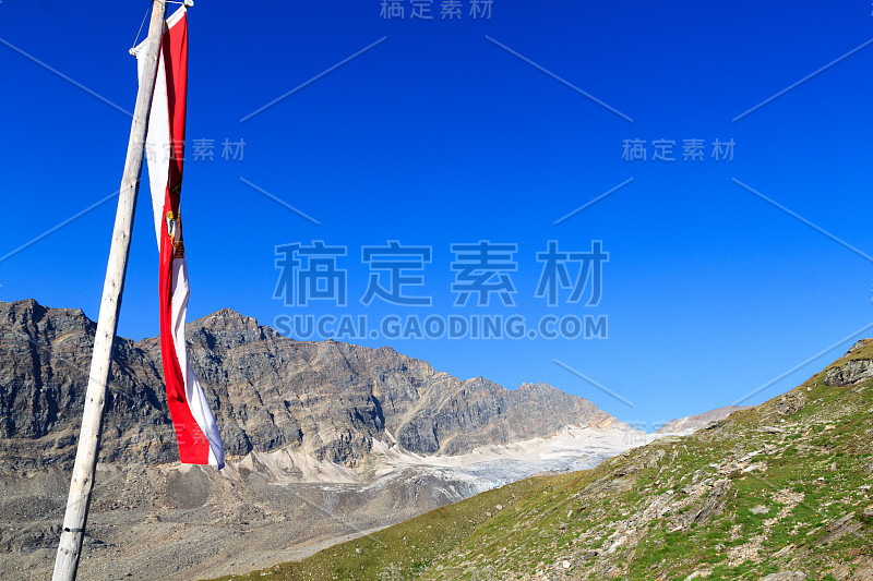 高山全景与奥地利国旗在Hohe Tauern阿尔卑斯山，奥地利