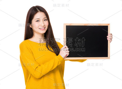 拿着黑板的女人