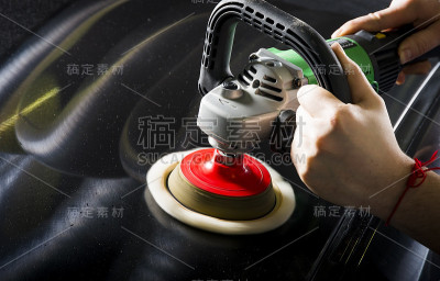 那个人正在擦那辆黑色轿车