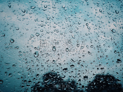 水滴在玻璃上