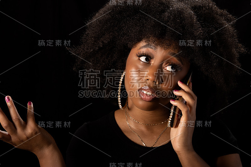 一名黑人妇女边讲手机边翻白眼，手心朝上