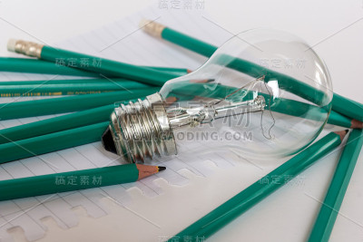 商业组成与灯泡，笔记本和铅笔