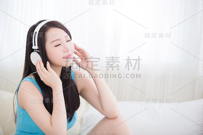 欣赏音乐的女人