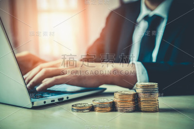 买卖钱币的商人。