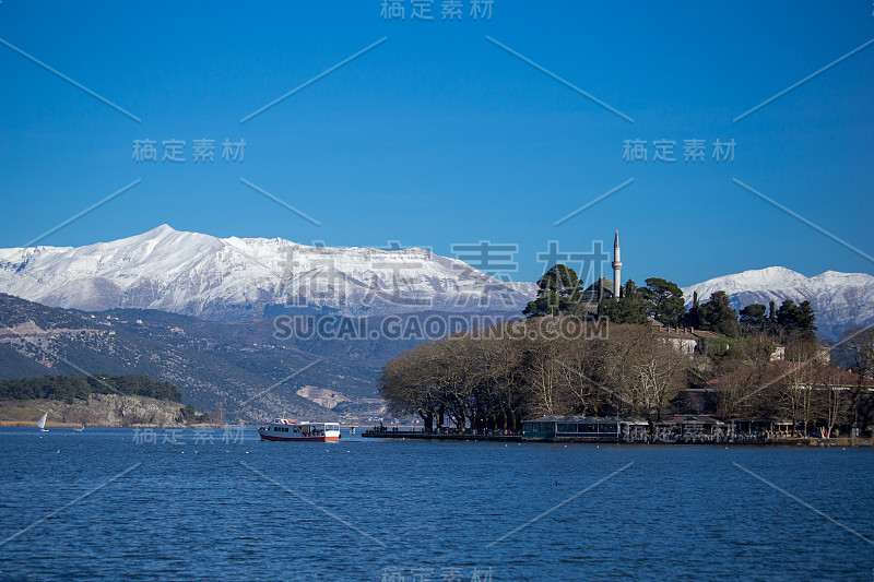 冬季希腊约阿尼纳市清真寺和帕姆沃提斯湖