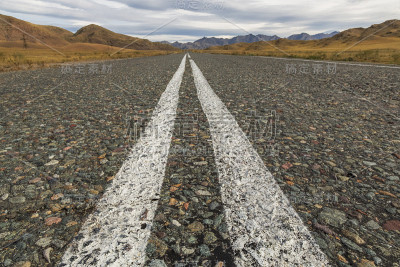 高地上的柏油路