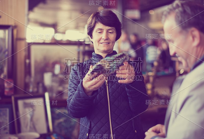 妇女逛跳蚤市场