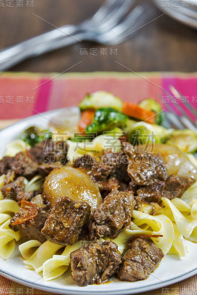 希腊硬牛肉配青葱和烤蔬菜
