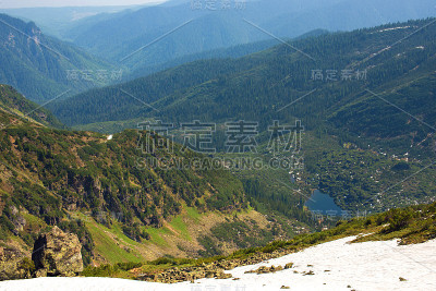 春天青山绿水的全景