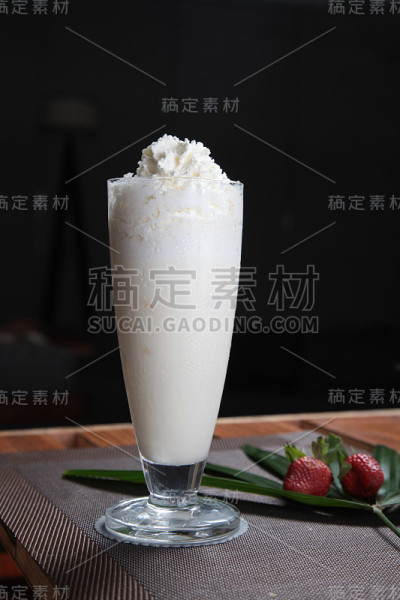 桌上有香草饮料