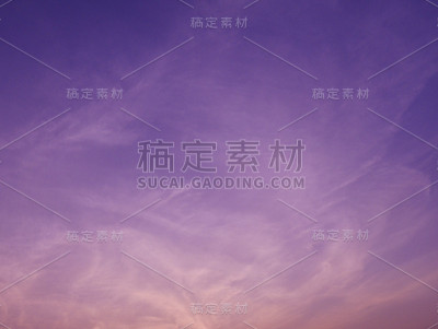 天空有戏剧性的多云日落和太阳