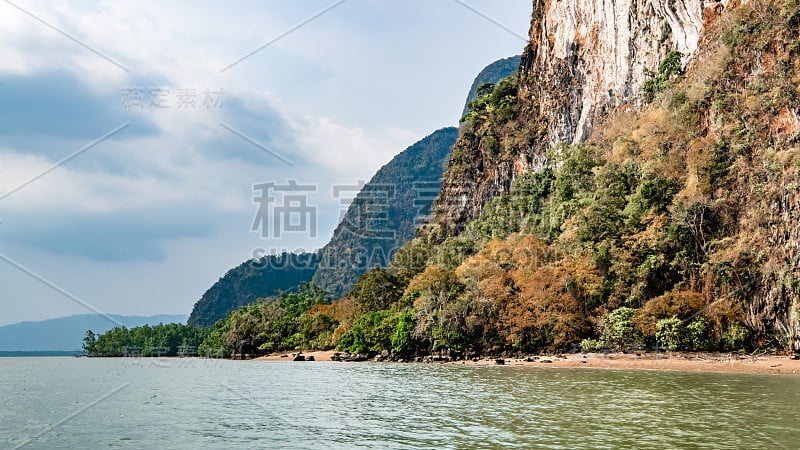 热带海岸的绿岛