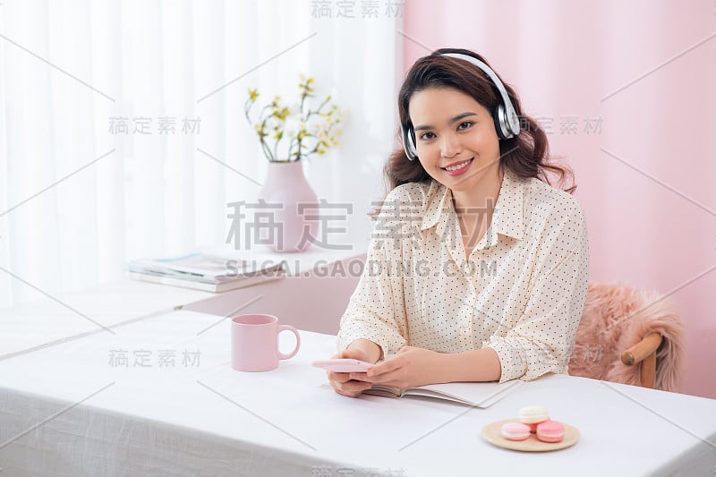 年轻的亚洲休闲女商人听音乐