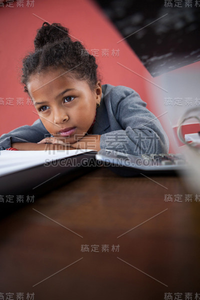 近距离观察倚靠在桌子上的深思熟虑的女商人
