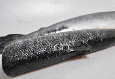 没有头的红色鱼的尸体