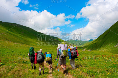 高加索山脉的徒步者
